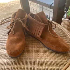 Minnetonka BRAND NEW hard sole boot moccasin women's 7.5